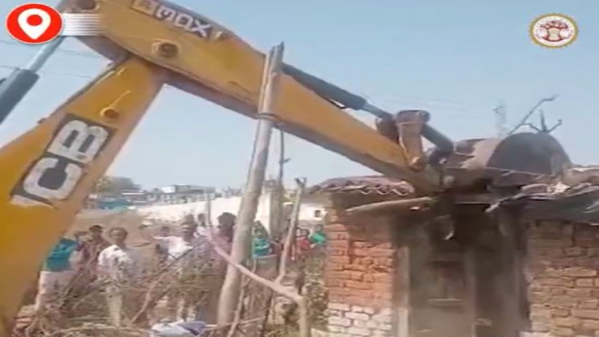 Bulldozer run by lady police in Madhya Pradesh-VIDEO