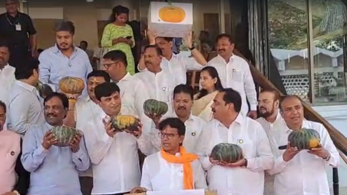 Opposition MLAs arrived in Maharashtra Vidhan Bhavan carrying pumpkins, shouting slogans