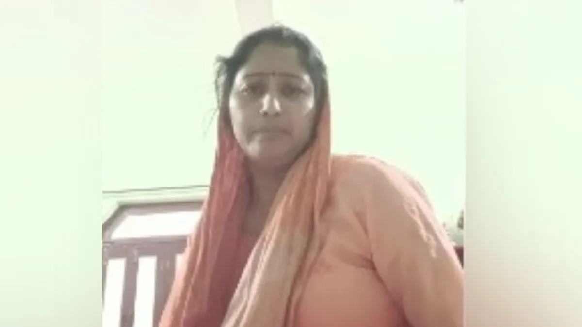 यूपी: कासगंज में सरकारी टीचर ने लाइव जहर पीकर सुसाइड की, 63 सेकंड के VIDEO में सुनाई आपबीती Ranjana - India TV Hindi