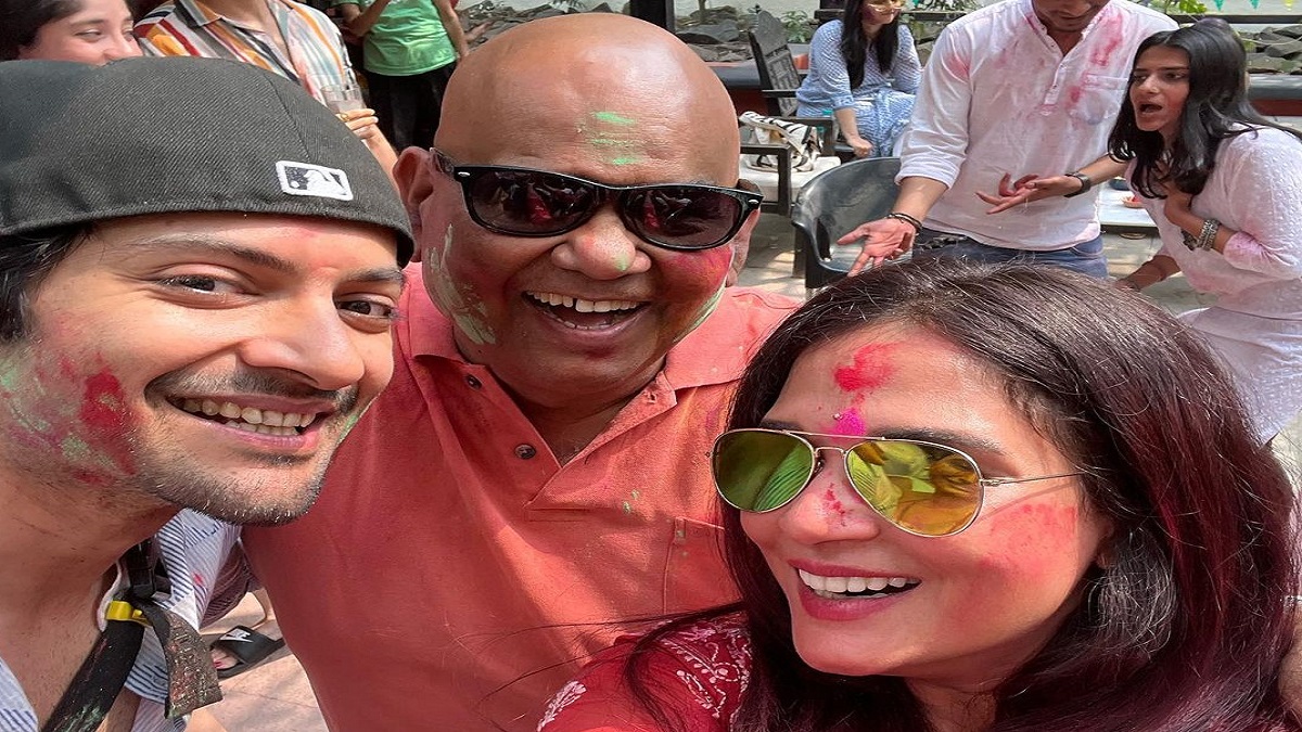 satish kaushik death his last twitter post playing holi with javed akhtar richa chadha ali fazal mahima chaudhary । ये है सतीश कौशिक की आखिरी पोस्ट, निधन से एक दिन पहले होली के रंग में डूबे थे