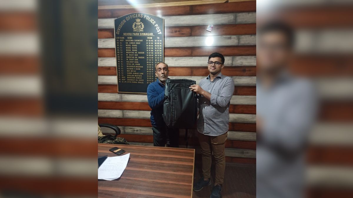 Srinagar The auto driver set an example of honesty। श्रीनगर: ऑटो ड्राइवर ने पेश की ईमानदारी की मिसाल, रुपयों से भरा बैग भूल गए यात्री तो उसे पुलिस के पास जमा कराया