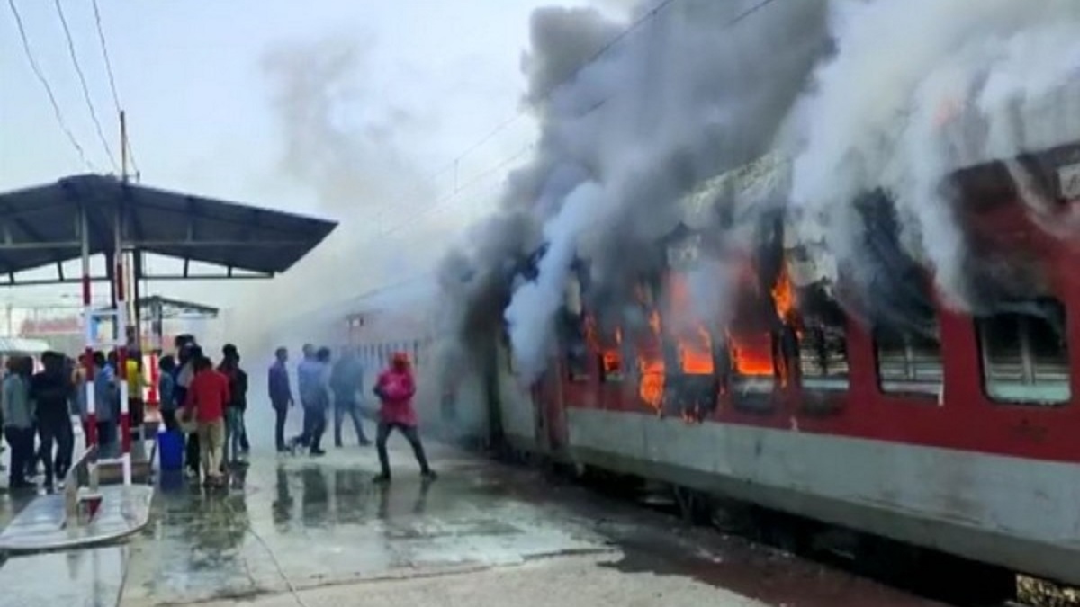 Swatantrata Senani Express Second incident of fire within month passengers  jump from train स्वतंत्रता सेनानी एक्सप्रेस में 1 महीने के अंदर आग की दूसरी  घटना, जान बचाने के लिए ट्रेन ...