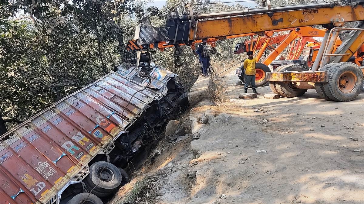 UP: Canter fell into the ditch below the flyover after breaking the railing in Etah, 3 people died painfully