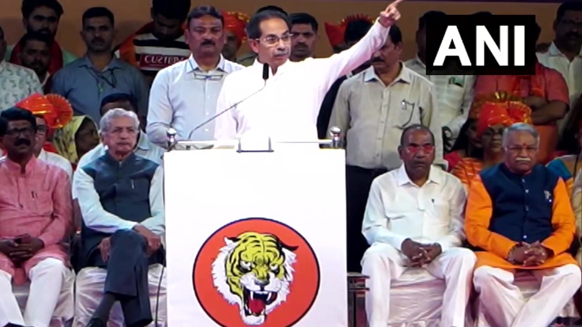 Uddhav thackeray targeted Eknath Shinde group and BJP know what else he said। क्या गोमूत्र छिड़कने से हमारे देश को आजादी मिली थी? उद्धव ने शिंदे गुट और बीजेपी पर साधा निशाना, जानें और क्या कहा