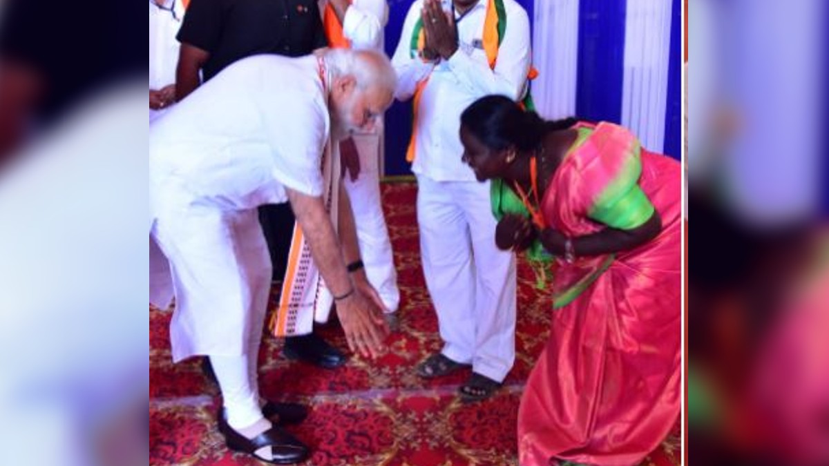 Pm Modi Touches Feet Of Woman And Vhp Worker During Karnataka Tour