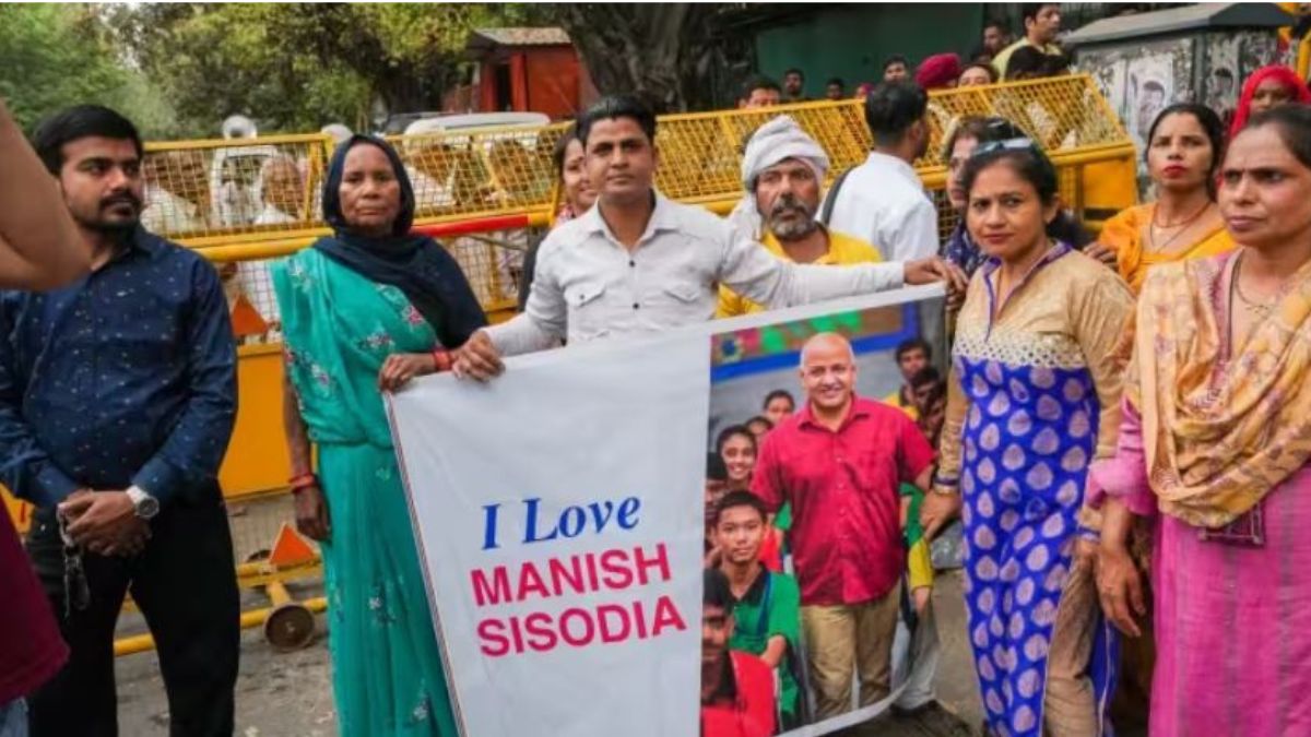 Delhi school poster in support of Manish Sisodia of Delhi government schools police took action । Delhi School: दिल्ली सरकारी स्कूलों के मनीष सिसोदिया के समर्थन में लगा पोस्टर, पुलिस ने लिया एक्शन