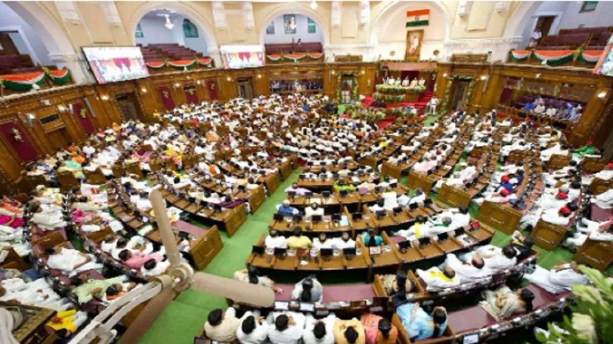 विधानसभा में लगी अदालत, 6 पुलिसवालों को सुनाई गई सजा, आधी रात तक रहेंगे जेल में बंद, जानें पूरा मामला UP Assembly - India TV Hindi