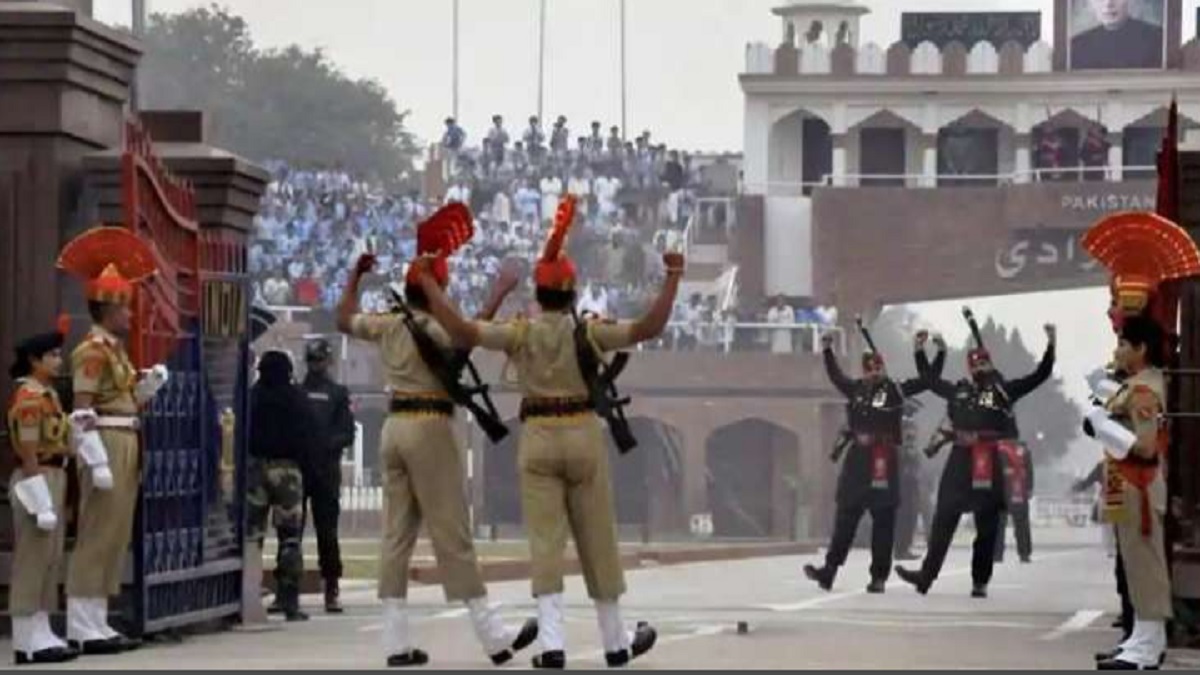 Pakistan Cw Ragra वाघा बॉर्डर पर भी छाया पाकिस्तान की कंगाली का असर, अकेले झंडा फहरा रहे ...