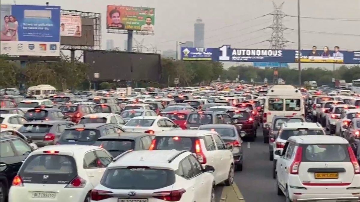 नोएडा: DND पर भयानक ट्रैफिक जाम, टस से मस नहीं हो रही गाड़ियां l Noida Terrible TRAFFIC jam on DND DELHI vehicles are not moving due to toss