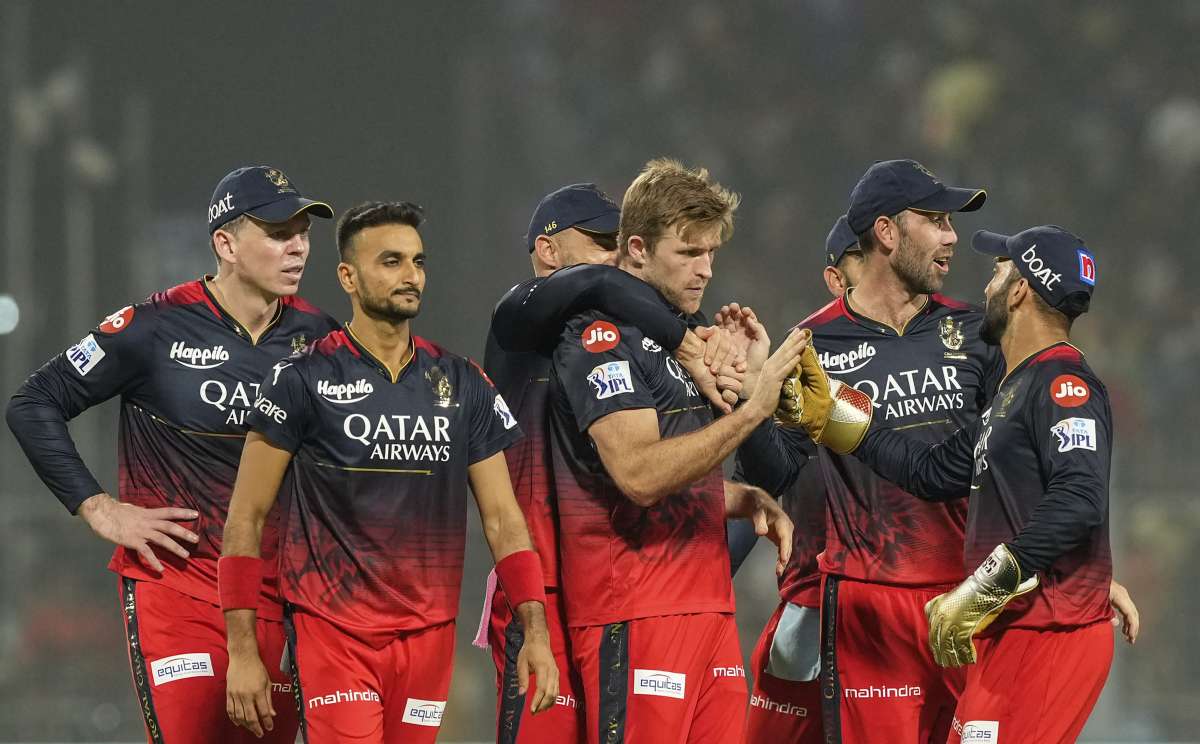 RCB star fast bowler Reece Topley out of IPL 2023 due to Injury | KKR के खिलाफ बीच मैच में आई RCB के लिए बुरी खबर, ये खतरनाक गेंदबाज पूरे IPL 2023 से बाहर