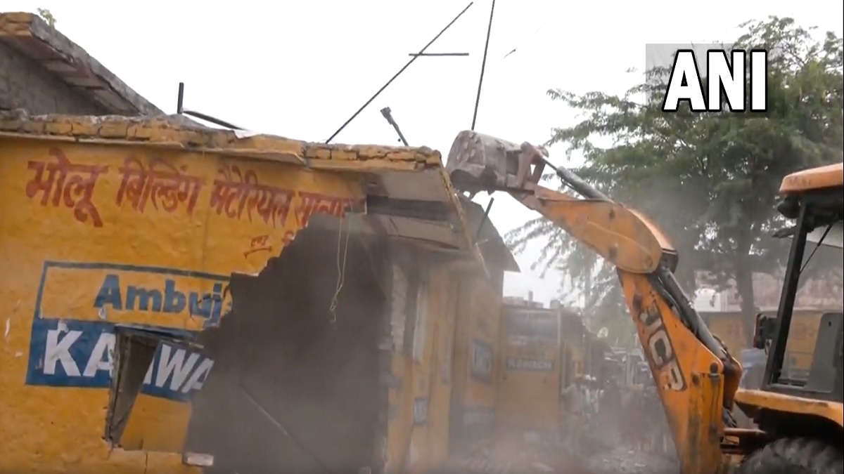 दिल्ली के तुगलकाबाद में गरजा बुलडोजर, कई दुकानों को तोड़ा गया, देखें VIDEO। Bulldozer thundered in Delhi Tughlakabad many shops were demolished see VIDEO