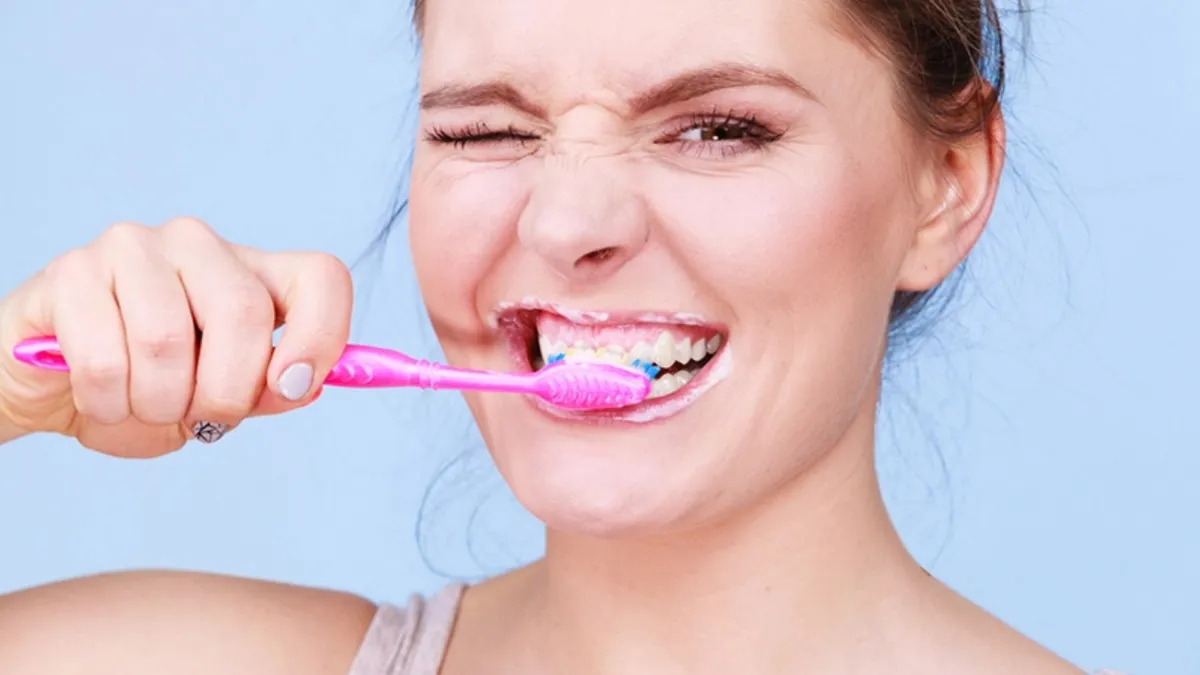 इतने दिन इस्तेमाल के बाद तुरंत फेंक दें अपना टूथब्रश, दांतों में कीड़े ही नहीं होंगी कई और दिक्कतें brush_health- India TV Hindi