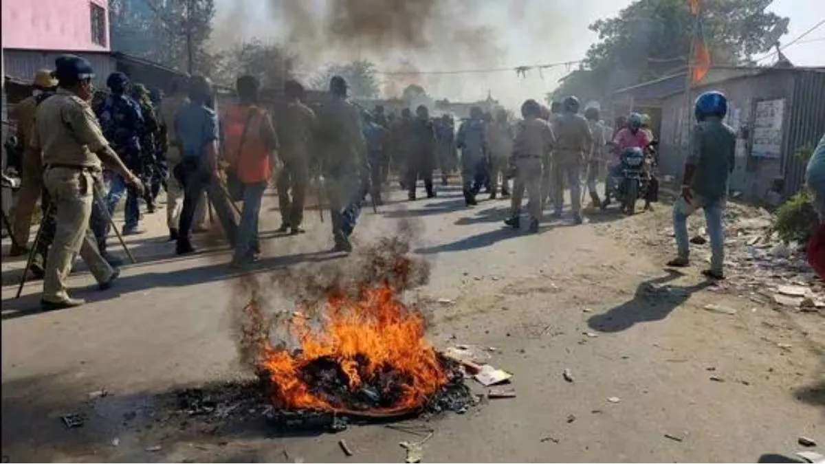 बंगाल: उत्तरी दिनाजपुर में नाबालिग की रेप के बाद हत्या, विरोध में हिंसक प्रदर्शन, आरोपी गिरफ्तार पश्चिम बंगाल के उत्तरी दिनाजपुर जिले में हिंसक प्रदर्शन- India TV Hindi
