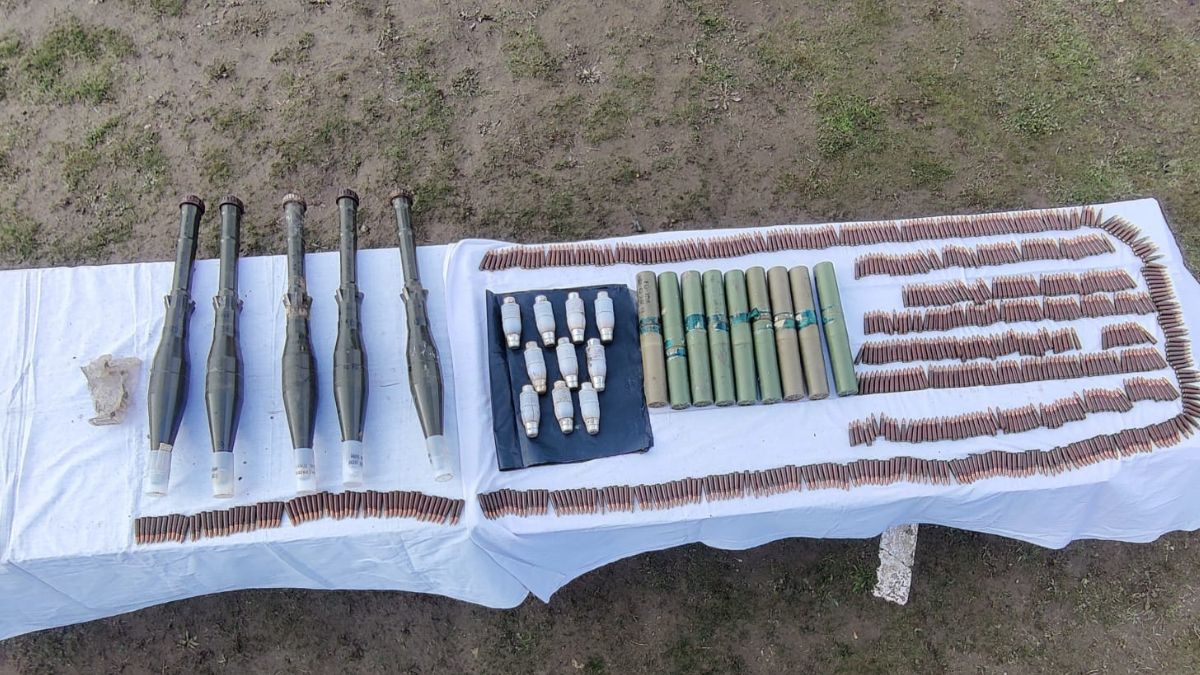 Huge cache of arms and ammunition recovered in Haphruda woods of Handwara | कश्मीर के हंदवाड़ा में आतंकी ठिकानों का भंडाफोड़, जंगल से भारी मात्रा में हथियार बरामद