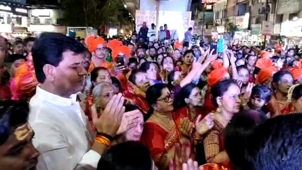 महाराष्ट्र: अमरावती में एक साथ सैकड़ों लोगों ने किया हनुमान चालीसा का पाठ, विधायक रवि राणा की मौजूदगी में लगे नारे