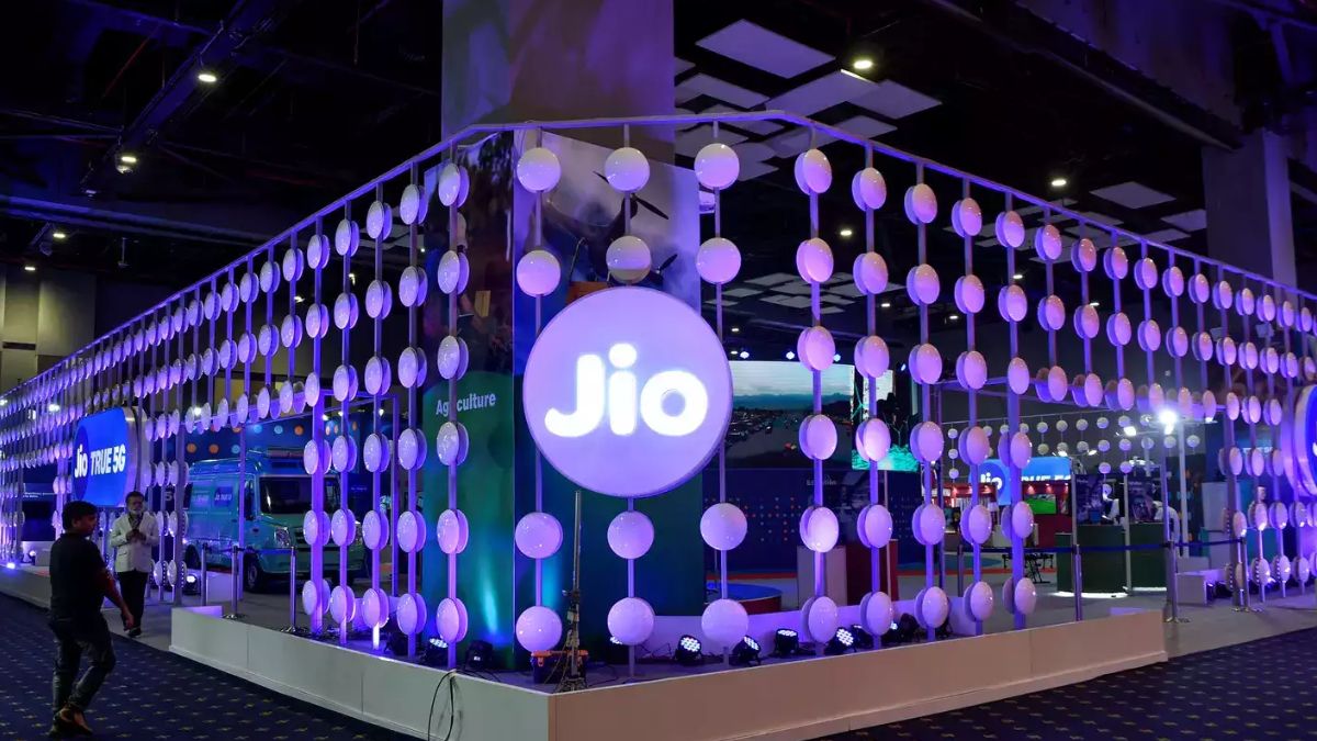 reliance jio create world record users consumed 10 billion gb data in a month । Jio ने बनाया एक और वर्ल्ड रिकॉर्ड, एक महीने में उड़ा डाला 10 अरब जीबी डेटा
