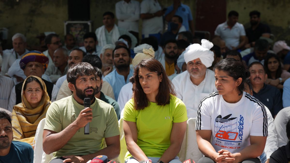 Khaps and Kisan Morcha stands with wrestlers joining protest at jantar mantar delhi today – पहलवानों के साथ खड़े हुए खाप और किसान मोर्चा, विरोध में शामिल होने आज पहुंच रहे जंतर-मंतर