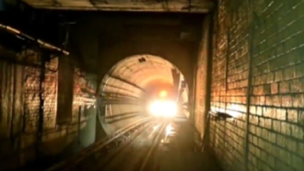 नदी के नीचे दौड़ती हुई मेट्रो देखी है? भारत में पहली बार हुआ है ऐसा, देखें VIDEO