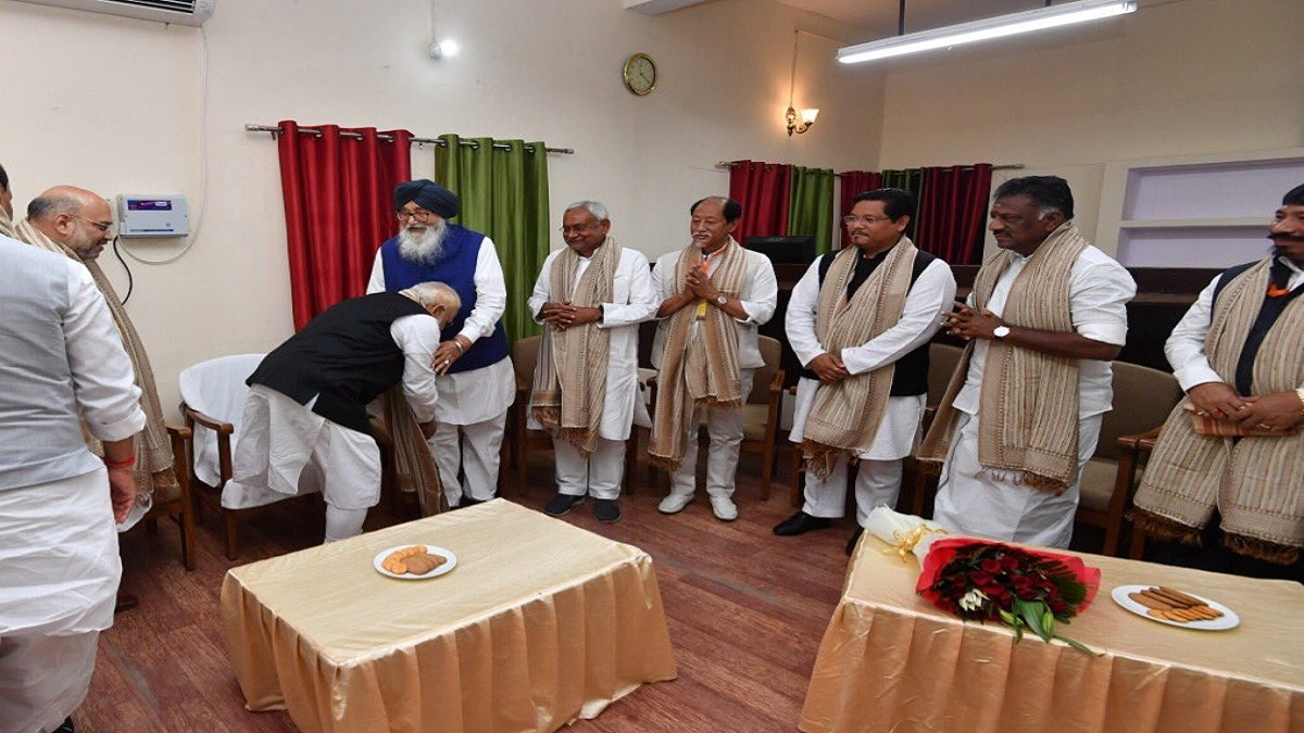 pm narendra modi touched parkash singh badal feet । जब दिग्गजों की भीड़ के बीच PM मोदी ने प्रकाश सिंह बादल के छुए थे पैर