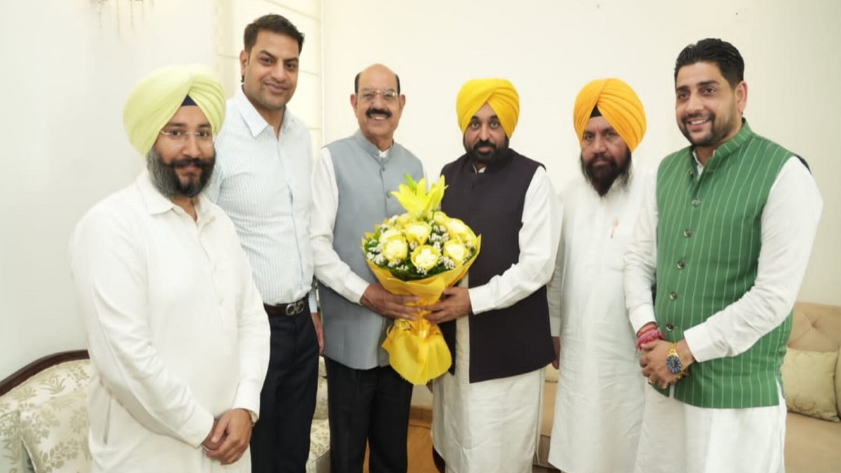 Punjab Politics BJP Leader Mohinder Bhagat joined Aam Aadmi Party । पंजाब में BJP को तगड़ा झटका, मोहिंदर भगत AAP में हुए शामिल; पिता बोले- पता नहीं किसने बरगलाया