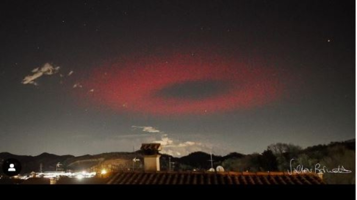 amazing will aliens came in night Mysterious UFO Like red ring Seen in Sky in Italy । तो क्या रात में एलियंस उतरते हैं धरती पर, इटली में आसमान में दिखा लाल रंग का UFO, हो गया गायब