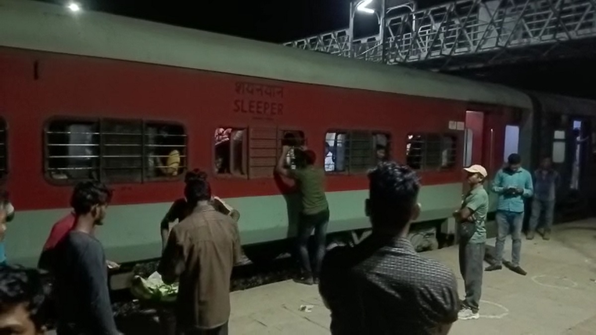 मिर्जापुर से दिल्ली आ रही पुरुषोत्तम एक्सप्रेस में बम की खबर से हड़कंप, चुनार स्टेशन सील, की जा रही सघन चेकिंग