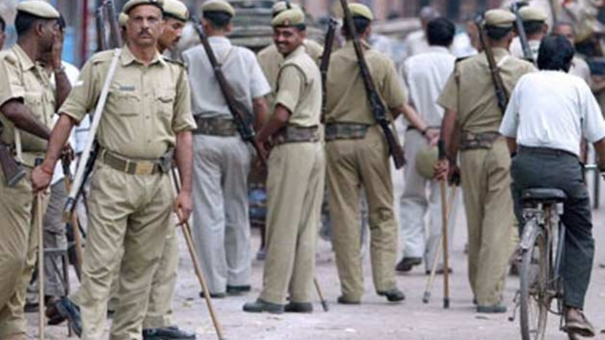 Sitapur civic elections clash on tiles fierce fighting mob pelted stones at police injured सीतापुर में निकाय चुनाव से पहले भारी बवाल, जमकर हुई मारपीट, भीड़ ने पुलिस पर किया पथराव