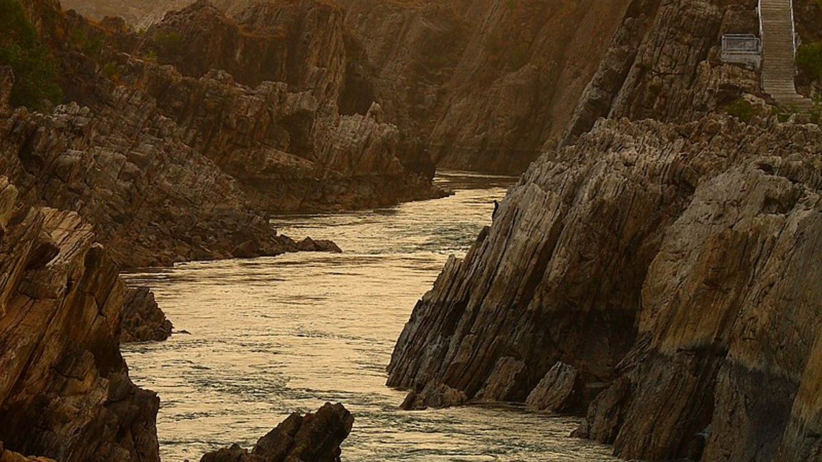 Narmada river flows in opposite direction know the reasonएक ऐसी नदी जो