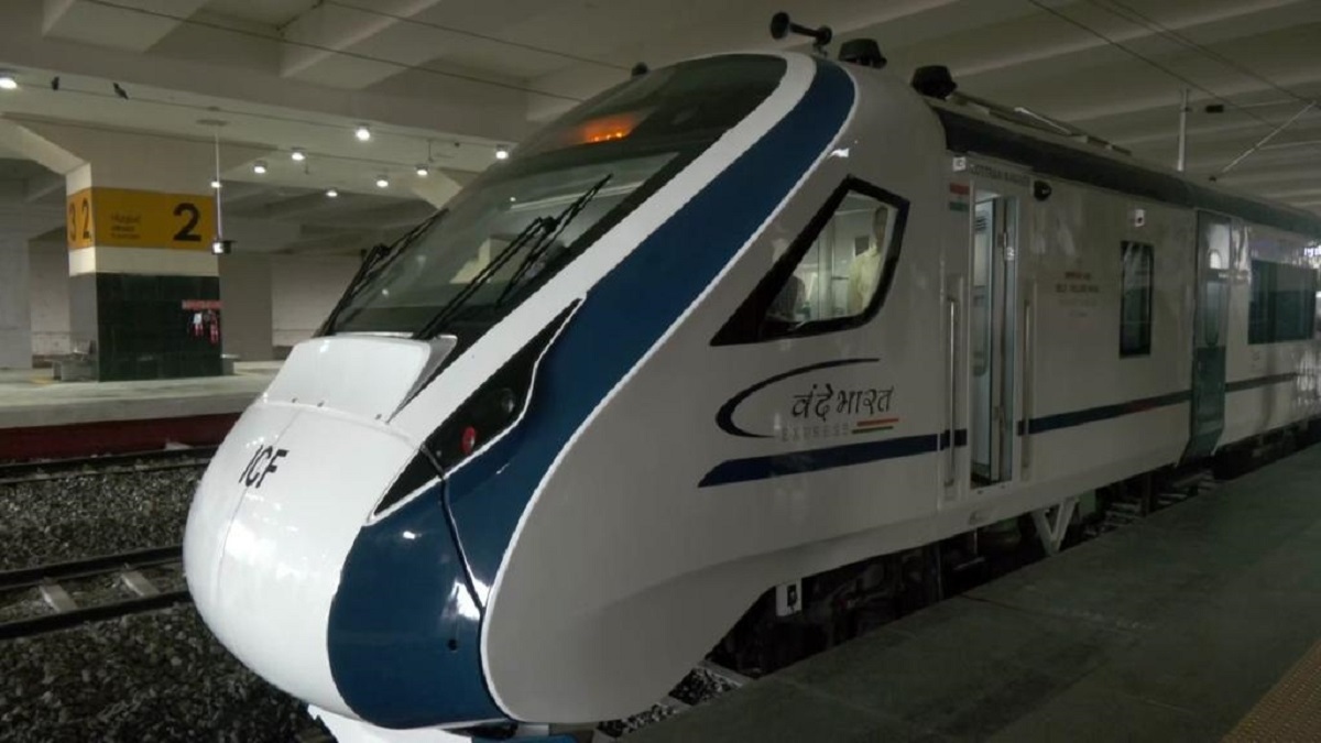 Stones pelted again on Vande Bharat Express window glass broken in Visakhapatnam Andhra Pradesh विशाखापत्तनम में वंदे भारत एक्सप्रेस पर फिर हुआ पथराव, खिड़की का शीशा टूटा; 3 महीने में तीसरी घटना
