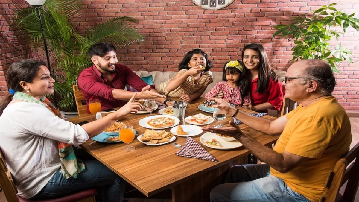 Vastu Tips: चाहते हैं जीवन में खुशियां बनी रहे तो खाना खाते समय भूलकर न करें ये गलतियां VASTU TIPS- India TV Hindi