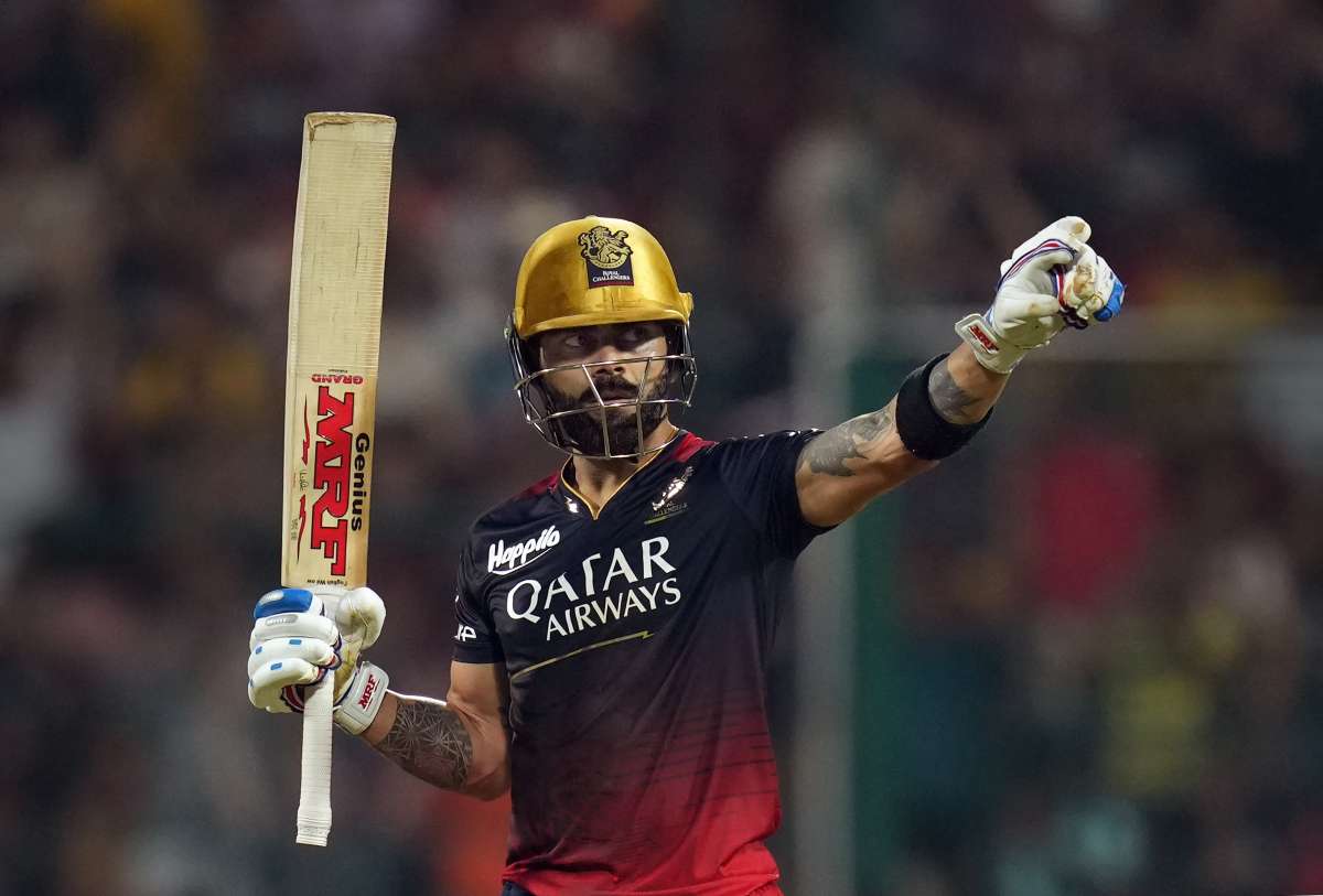 Virat kohli hits consecutive century in ipl create history 600 plus run in ipl season 3 times RCB vs GT । प्लेऑफ से बाहर होकर भी विराट कोहली ने रचा इतिहास, लगातार 2 शतक ठोक ध्वस्त किए बड़े कीर्तिमान