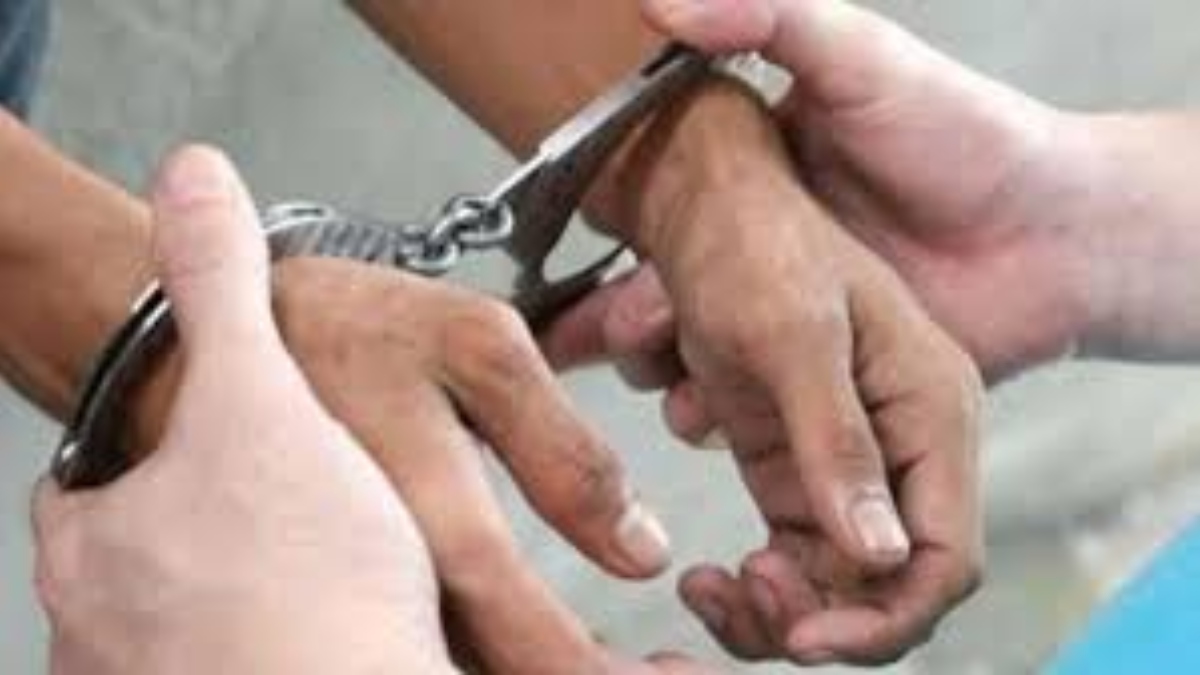 Criminal Snatch from left hand while driving bike arrested involved in 200 incidents of chain snatching बाइक चलाते लेफ्ट हैंड से करता था स्नैचिंग, 200 वारदातों को अंजाम दे चुका शातिर पकड़ा गया