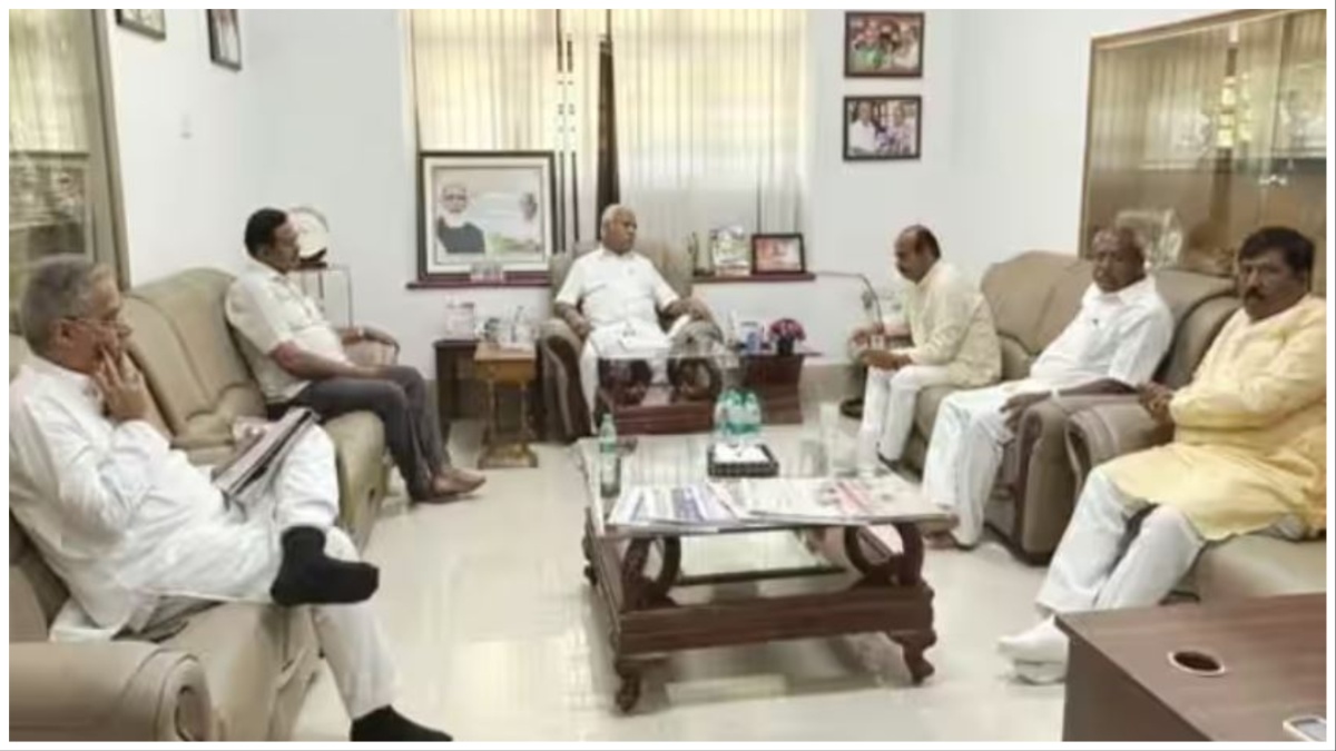 कर्नाटक चुनाव रिजल्ट से पहले येदियुरप्पा के घर सीक्रेट मीटिंग, राज्य में बनेगी त्रिशंकु सरकार । Karnataka Election 2023 bjp leaders Secret meeting at BS Yeddyurappa’s house before may allied govt form