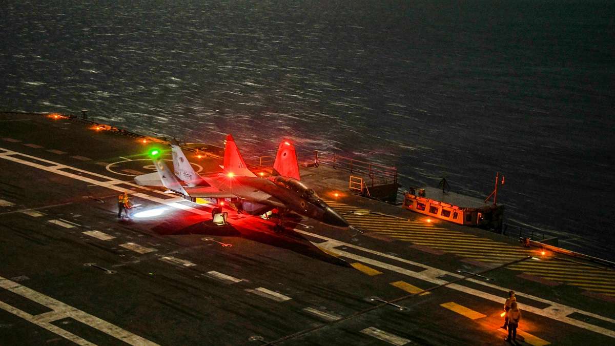 Maiden Night Landing of MiG 29k on INS Vikrant । इंडियन नेवी ने रचा इतिहास, रात के अंधेरे में INS विक्रांत पर पहली बार उतरा MiG-29K