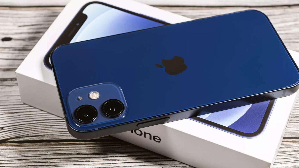 Apple will discontinue iPhone 12 after the launch of iPhone 15 Big chance to buy iPhone at cheap price । iPhone को सस्ते दाम में खरीदने का शानदार मौका, Apple बंद कर रही है ये मॉडल, कर लें बुकिंग