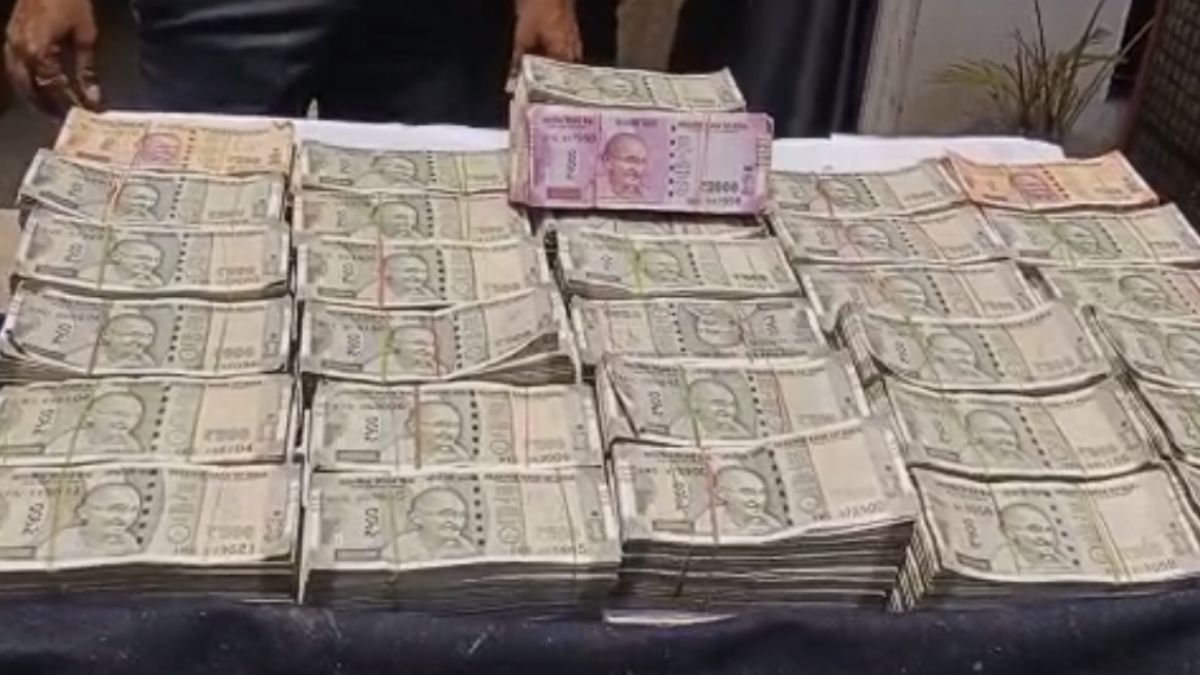 nagpur police arrests theif s father from chhattisgarh cash recovered from the pit – जमीन से निकले 77.50 लाख रुपये, नागपुर से चुराकर छत्तीसगढ़ में छिपाए; चोर फरार, पिता गिरफ्तार