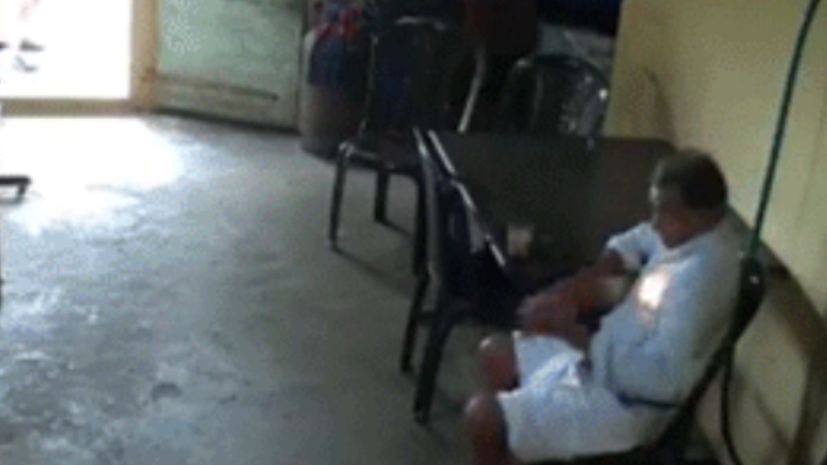 kerala phone blast burning video phone suddenly caught fire while old person drinking tea । Video: चाय के मजे ले रहा था बुजुर्ग, जेब में रखे मोबाइल में अचानक लग गई आग, ऐसे बची जान