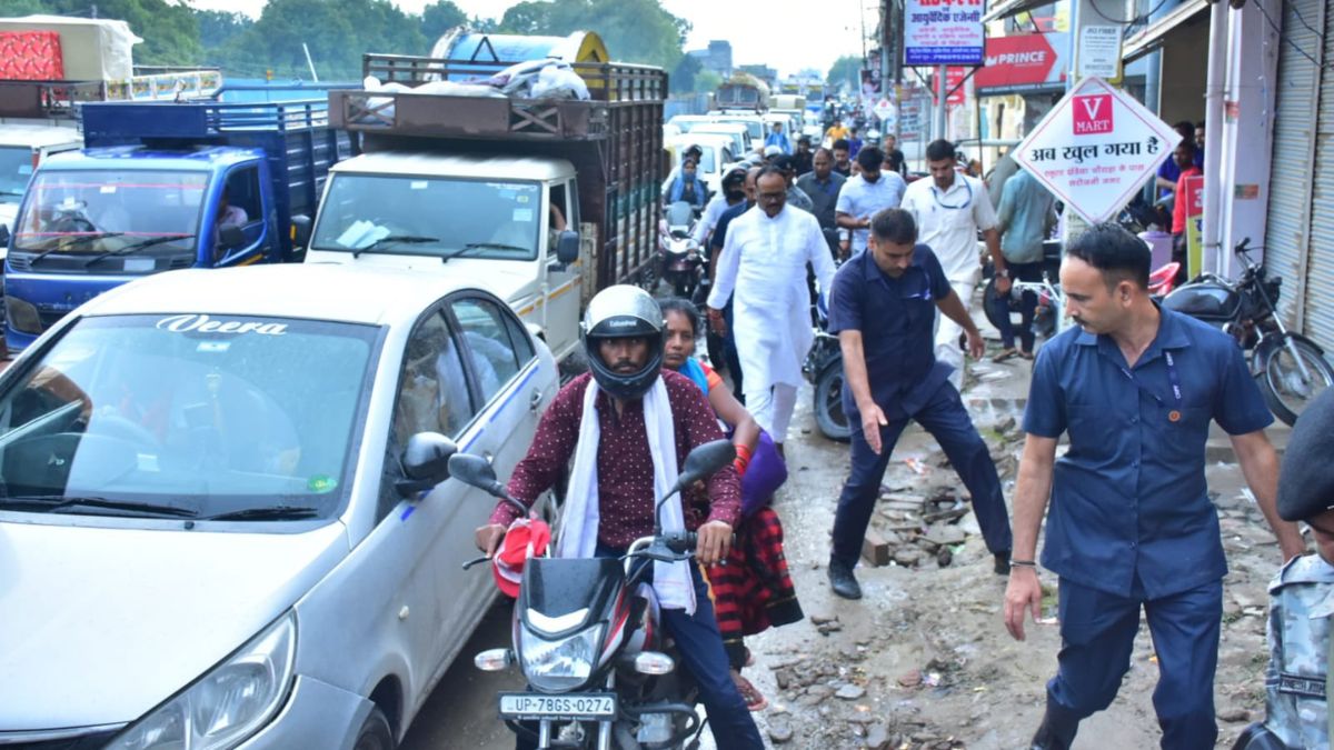 लखनऊ का जाम VIP लोग नहीं देखता, वह डिप्टी सीएम ब्रजेश पाठक को भी पैदल चलवा देता है Deputy Chief Minister Brajesh Pathak stuck in heavy jam of Lucknow reached airport on foot