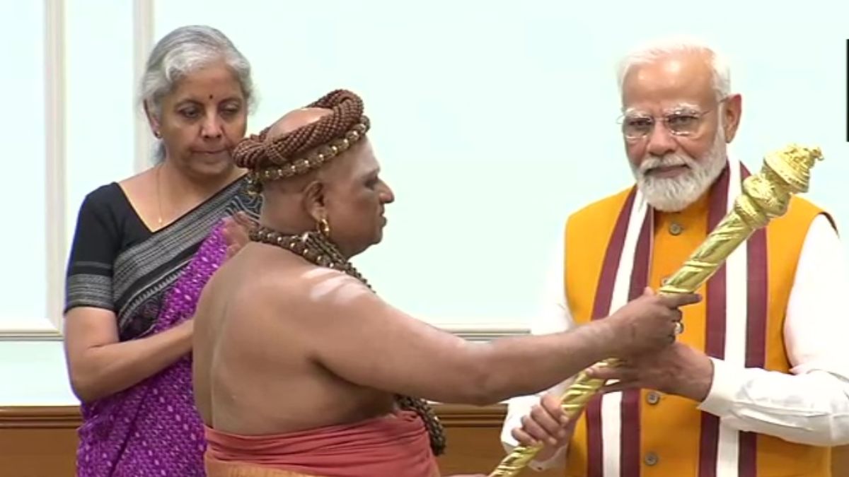 नई संसद के उद्घाटन से पहले अधीमन से मिले पीएम मोदी, लिया आशीर्वाद l PM Modi meets priests before inauguration of new parliament takes blessings