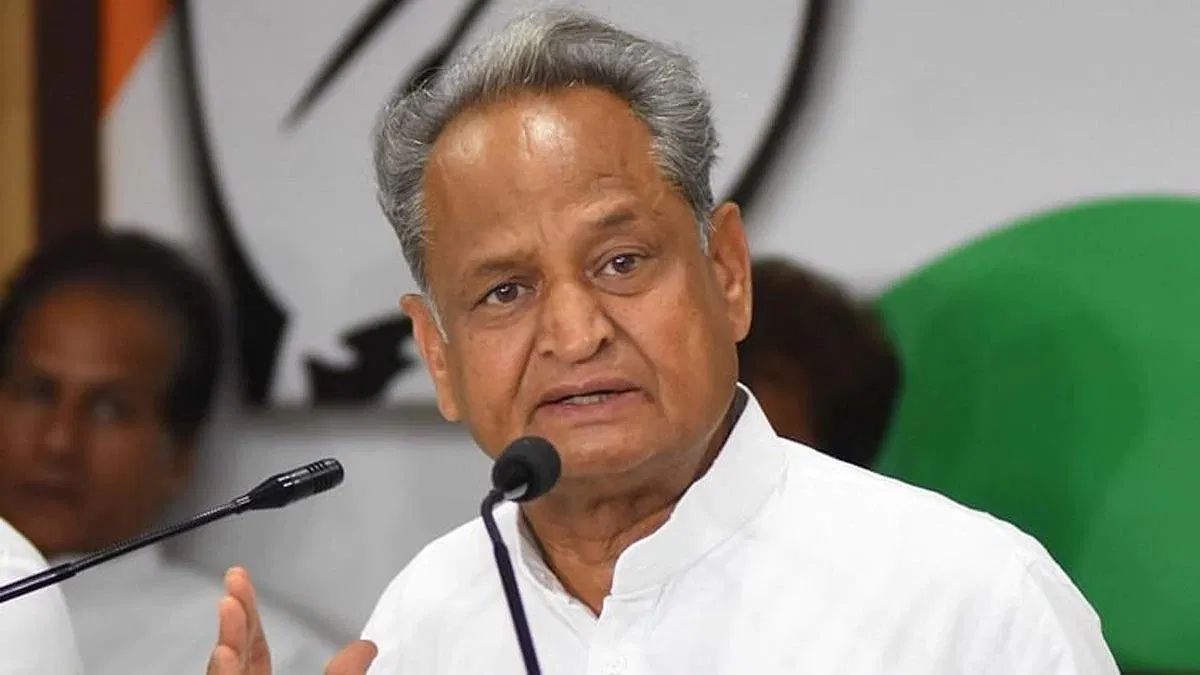 CM Ashok Gehlot injured in leg admitted in emergency of Sawai Mansingh Hospital । सीएम अशोक गहलोत के पैर में हुआ फ्रैक्चर, इमरजेंसी में कराया गया भर्ती