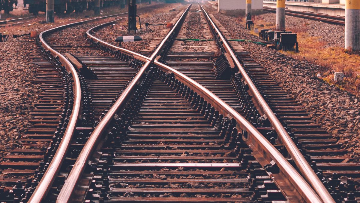 चलतेचलते ही कैसे बदल जाती है Train की पटरी, कहां होता है ये कंट्रोलdo