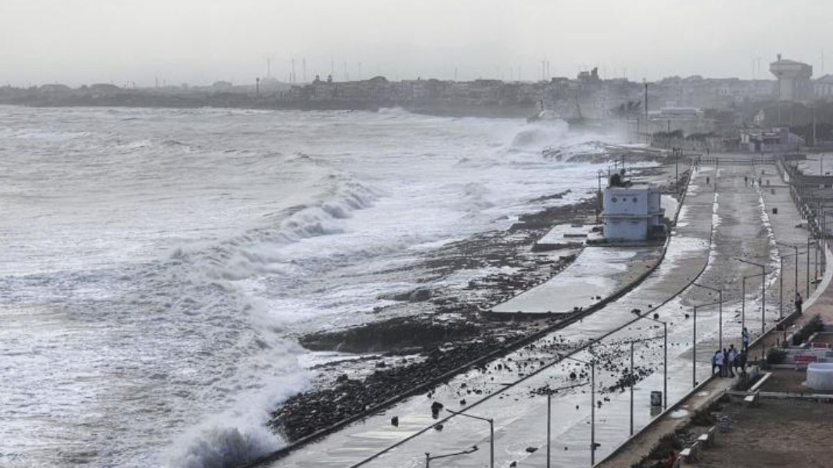 Biparjoy cyclone many trains cancelled | चक्रवात ‘बिपरजॉय’ को देखते हुए कई ट्रेनें निरस्त