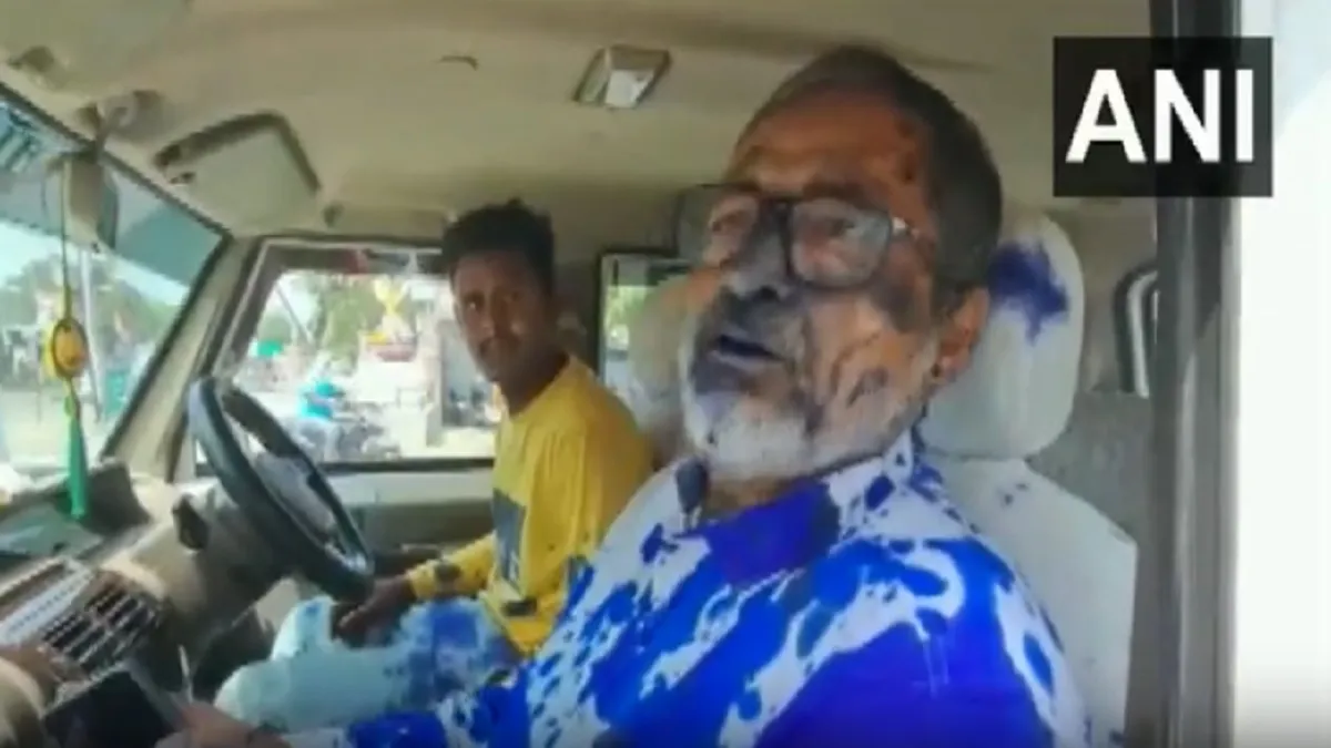 मध्य प्रदेश: दमोह जिला शिक्षा अधिकारी पर स्याही फेंकी गई, लगे 'जय श्री राम' के नारे, सामने आया VIDEO Damoh District Education Officer- India TV Hindi
