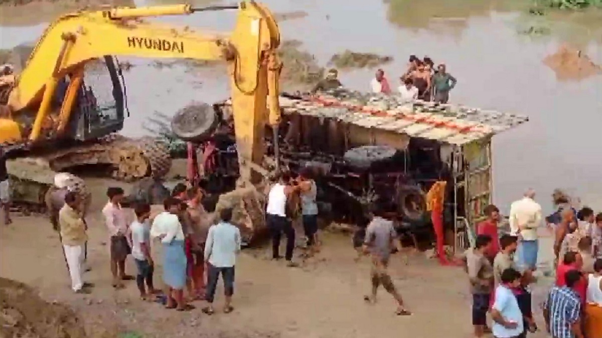 datia madhya pradesh accident uncontrollable truck fell into the raging  river । MP के दतिया में बड़ा हादसा, उफनती नदी में जा गिरा ट्रक, 10 लोगों की  मौत - India TV Hindi