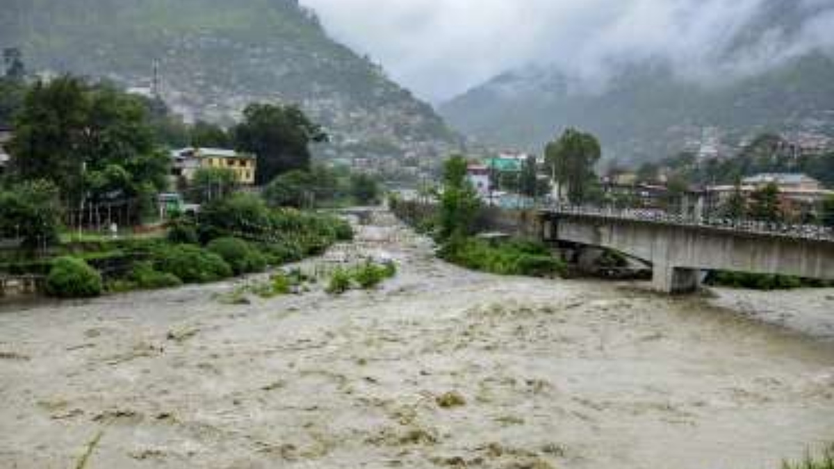 Devastating rains in Himachal, sudden floods, cloud bursts at many places, Kullu-Mandi NH closed