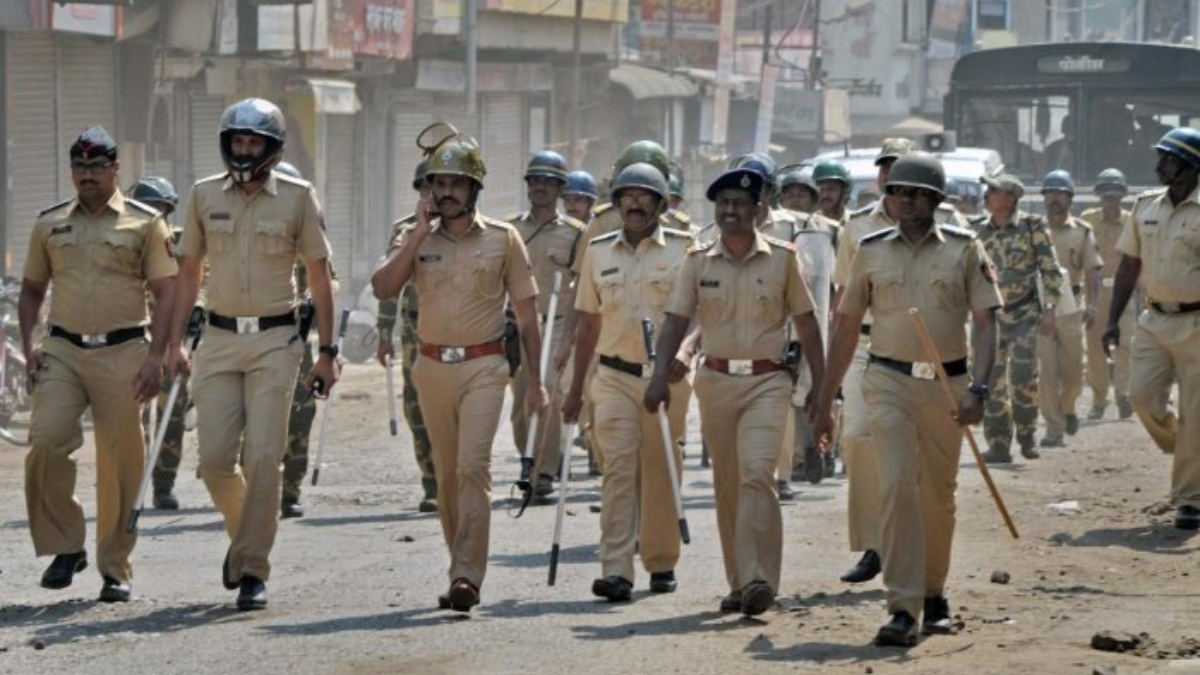 Two groups pelted stones in Amalner imposed curfew 31 arrested policemen and people injured महाराष्ट्र में ये क्या हो रहा? अब अमलनेर में भड़की हिंसा, 2 दिन का लगा कर्फ्यू, अब तक 31 गिरफ्तार