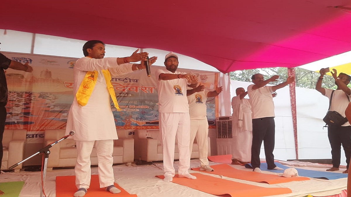 International Yoga Day : योग करने के दौरान बिगड़ी केंद्रीय मंत्री पशुपति पारस की तबीयत International Yoga Day: Health of Union Minister Pashupati Paras deteriorated while doing yoga