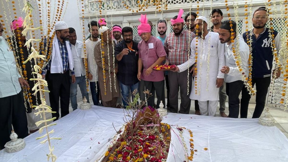 BR Ambedkar s grandson prakash paid obeisance at Aurangzeb s grave । बाबासाहेब आंबेडकर के पोते ने औरंगजेब की कब्र पर मत्था टेका, सियासत का लग गया टॉप गियर