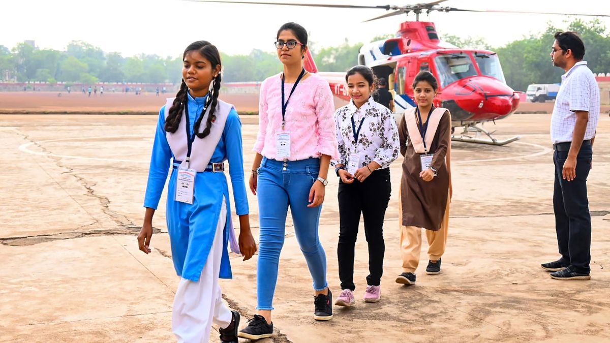 छत्तीसगढ़: 10वीं और 12वीं के टॉपर बच्चों ने की आसमान में सैर, हेलिकॉप्टर राइड के बाद शेयर की ये बातें