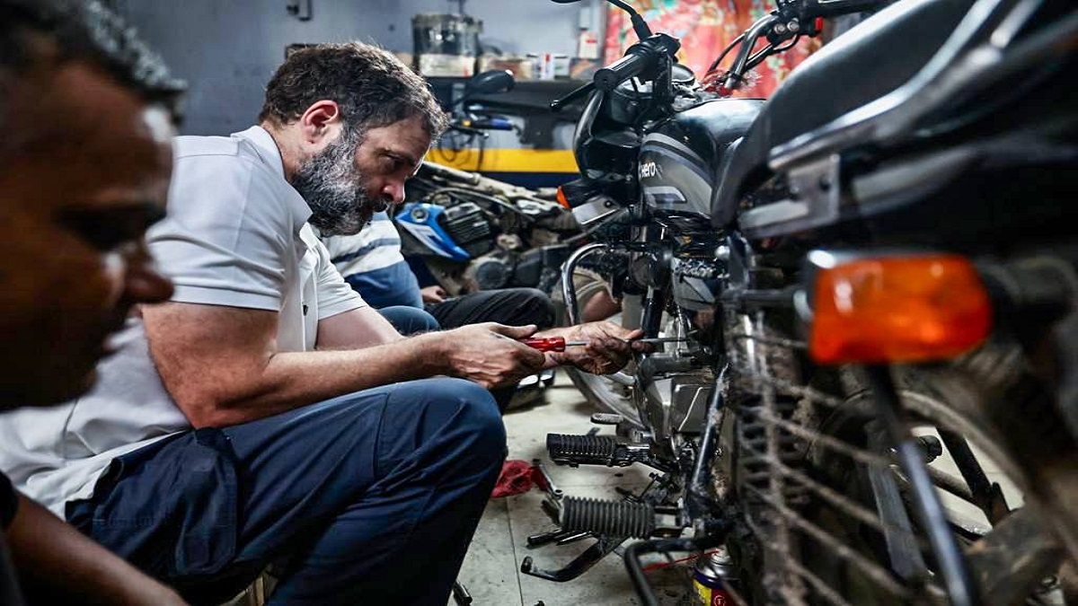 Now suddenly Rahul reached the mechanic’s shop, started repairing the bike with a screwdriver in his/her hand.